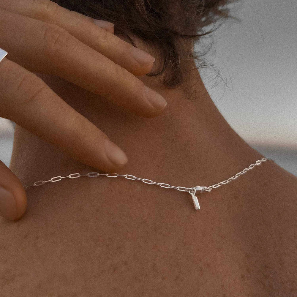 Colar Masculino Kael prata em aço inoxidável 2 mm com fundo branco