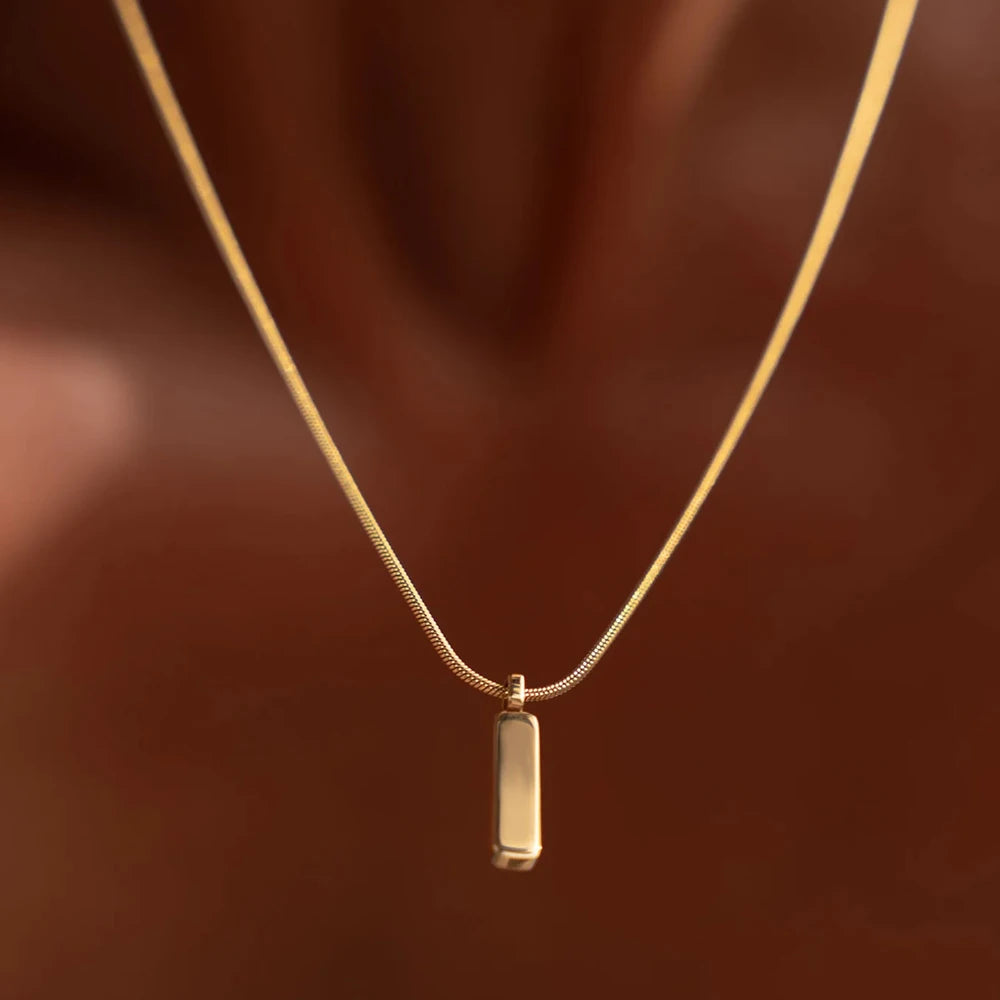 Colar Masculino Atlas dourado em aço inoxidável com pingente retangular ouro